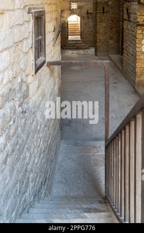 Vecchio passaggio di mattoni di pietra abbandonati che circonda il complesso Sultan Qalawun, il Cairo, Egitto Foto Stock