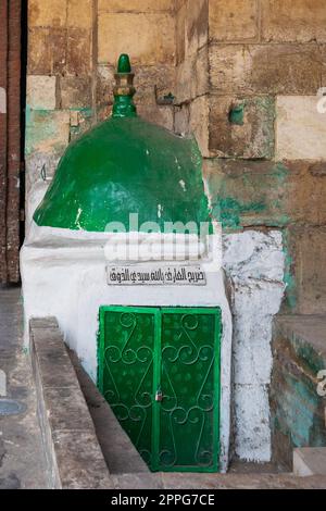 Mausoleo di Sidi Hassan El Zouk, attaccato alla vecchia porta del Cairo chiamata Bab al Futuh, Cairo, Egitto Foto Stock