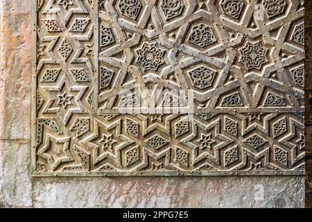 Ornamenti di bronzo-piastra porta di una vecchia moschea Foto Stock