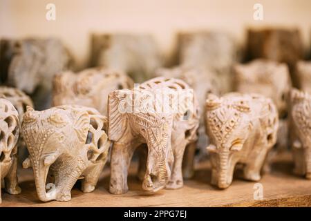 Goa, India. Elephants Souvenirs of Stone in negozio. Beni per turisti Foto Stock