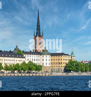 Vista dal municipio che si affaccia sull'isola di Riddarholmshamnen, con i famosi edifici e la torre della chiesa di Riddarholmen, Stoccolma Foto Stock