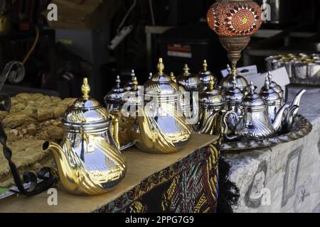 Tipiche teiere marocchine Foto Stock