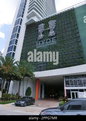 Moderni appartamenti con palme a Miami - vista dalla strada Foto Stock