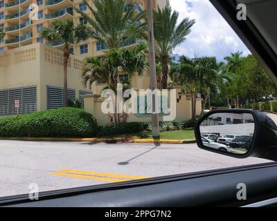 Moderni appartamenti con palme a Miami - vista dalla strada Foto Stock