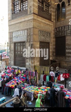 Vestiti segnati vicino al vecchio edificio del Mausoleo Sultan al Ghuri, il Cairo, Egitto Foto Stock