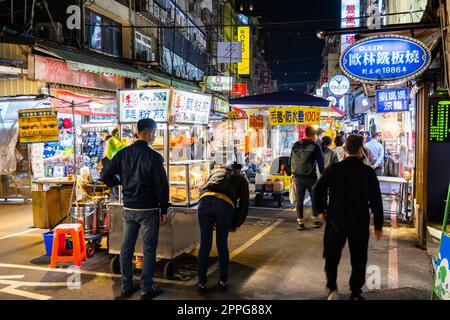 Taipei, Taiwan 11 marzo 2022: Mercato notturno di Raohe Street Foto Stock