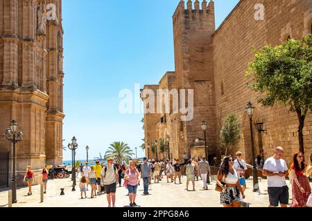 PALMA, MALLORCA, SPAGNA - LUG 09, 2022. I turisti che visitano la cattedrale di Santa Maria a Palma di Maiorca, chiamata anche la Seu (Catalan Episcopal se Foto Stock