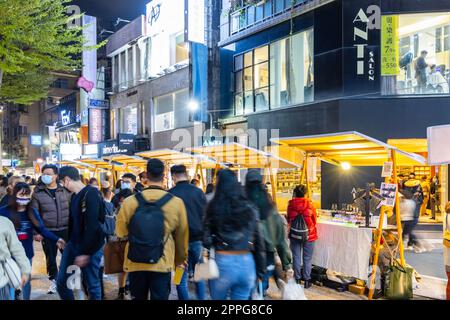 Taipei, Taiwan 27 febbraio 2022: Distretto di Zhongshan nella città di Taipei di notte Foto Stock