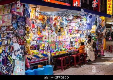 Taipei, Taiwan 02 aprile 2022: Stand di gioco nel mercato notturno di Ningxia nella notte della città di Taipei Foto Stock