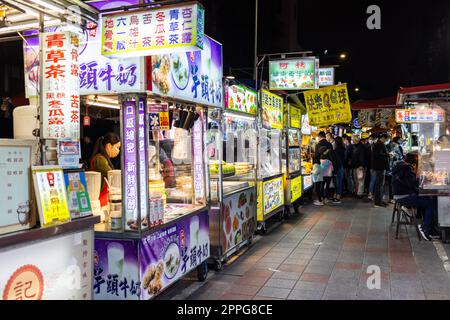 Taipei, Taiwan 02 aprile 2022: Mercato notturno di ningxia nella città di Taipei notte Foto Stock