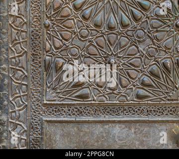 Ornamenti della porta in lastra di bronzo dell'antica moschea storica del Sultano basco, il Cairo, Egitto Foto Stock