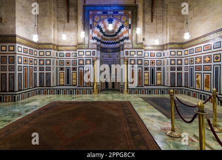 Interno della tomba di Reza Shah dell'Iran, Moschea al Rifaii, Moschea reale, Cairo, Egitto Foto Stock