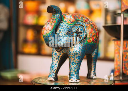 Goa, India. Souvenir di elefante dipinto in porcellana su scaffale in negozio. Beni per turisti Foto Stock