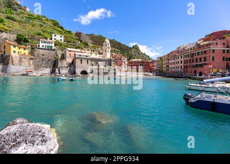 Vista sulla baia d'acqua con barche ormeggiate e tipiche case colorate nel piccolo villaggio, Riviera di Levante, Vernazza, cinque Terre, Italia Foto Stock