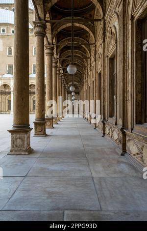 Passaggi che circondano la corte della Moschea di Muhammad Ali Pasha, Cittadella del Cairo, Egitto Foto Stock