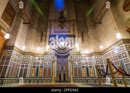 Interno della tomba di Reza Shah dell'Iran, Moschea al Rifaii, Moschea reale, Cairo, Egitto Foto Stock