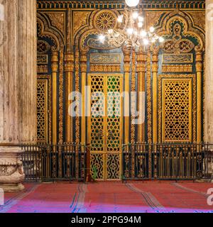 Santuario di Muhammad Ali con decorazioni dorate, Moschea di Muhammad Ali, Cittadella del Cairo, Egitto Foto Stock