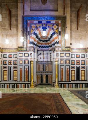 Interno della tomba di Reza Shah dell'Iran, Moschea al Rifaii, Moschea reale, Cairo, Egitto Foto Stock