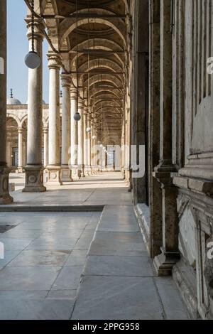 Passaggi che circondano la corte della Moschea di Muhammad Ali Pasha, Cittadella del Cairo, Egitto Foto Stock