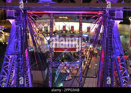 Riesenrad am Abend im groÃŸen VergnÃ¼gungspark 'Prater' a Wien, Ã–sterreich, Europa - ruota panoramica la sera nel grande parco divertimenti 'Prater' a Vienna, Austria, Europa. Foto Stock