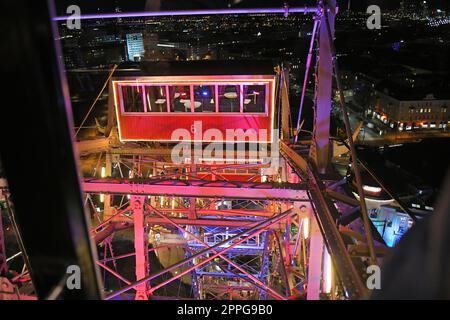 Riesenrad am Abend im groÃŸen VergnÃ¼gungspark 'Prater' a Wien, Ã–sterreich, Europa - ruota panoramica la sera nel grande parco divertimenti 'Prater' a Vienna, Austria, Europa. Foto Stock