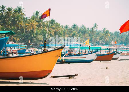 Canacona, Goa, India. Barche da pesca con bandiere parcheggiate sulla famosa spiaggia di Palolem in estate Sunny Day Foto Stock