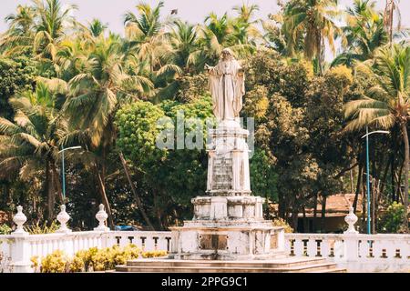 Old Goa, India. Cattedrale di San Paolo e Statua di Gesù nel giorno del sole Foto Stock