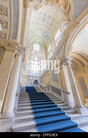 La scala barocca più bella d'Europa si trova nel Palazzo Madama (Palazzo Madama), Torino, Italia. Interni con marmo di lusso, finestre e corridoi. Foto Stock