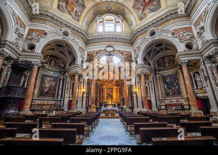 Interni in stile barocco antico con decorazioni d'epoca. Chiesa reale di San Lorenzo (S. Lawrence) a Torino Foto Stock