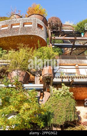 Immobiliare edificio verde residenziale a Torino. Esterno dal design moderno, piante e legno integrati. Foto Stock