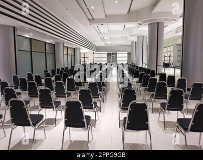 Sedie vuote in una moderna sala conferenze. Profondità di campo Foto Stock