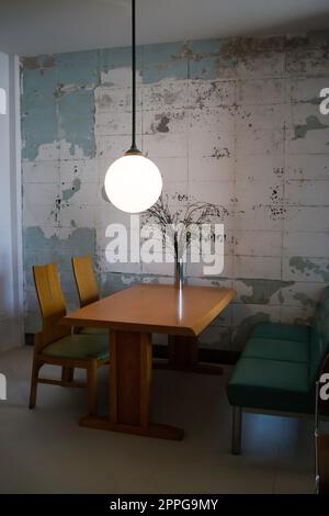 Oggetti in stile retrò decorati in una casa d'epoca Foto Stock