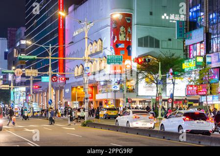 Taipei, Taiwan 27 febbraio 2022: Distretto di Zhongshan nella città di Taipei di notte Foto Stock