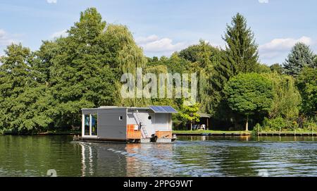 Con la casa galleggiante sul fiume Dahme nel Brandeburgo. navigazione rilassata con la barca. Foto Stock