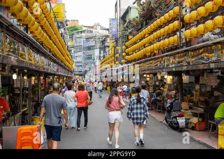 Keelung, Taiwan 10 giugno 2022: Mercato notturno di Keelung Miaokou Foto Stock