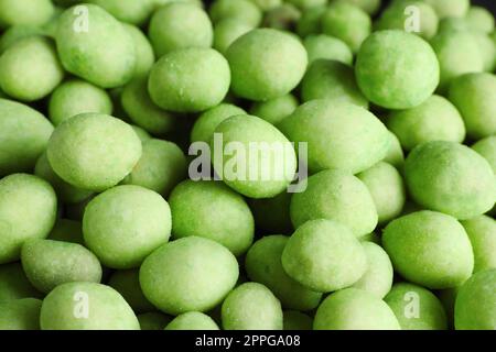 Gustose arachidi rivestite con wasabi come sfondo, primo piano Foto Stock