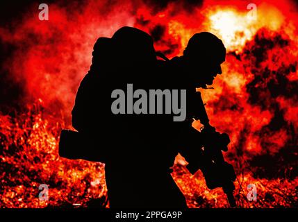 Silhouette di esercito soldato sul campo di battaglia di masterizzazione Foto Stock