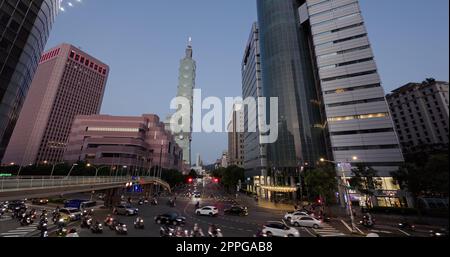 Taipei, Taiwan 11 aprile 2022: Taipei City Street di notte Foto Stock