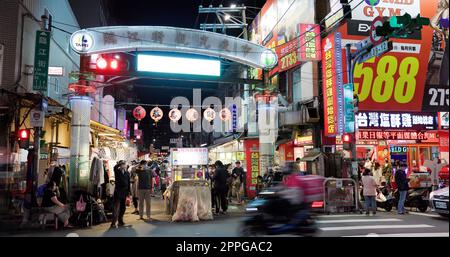 Taipei, Taiwan 11 aprile 2022: Mercato notturno di Linjiang nella città di Taipei Foto Stock