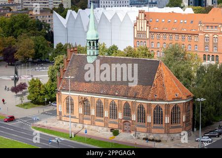 Vista aerea della città con la chiesa dei Santi Pietro e Paolo e la Filarmonica di Stettino, Stettino, Polonia Foto Stock