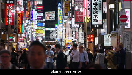 Tokyo, Giappone 28 Giugno 2019: Distretto di Shinjuku in Giappone di notte Foto Stock