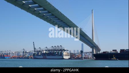 Kwai Tsing, Hong Kong 29 novembre 2019: Terminali per container Kwai Tsing e ponte Ting Kau Foto Stock