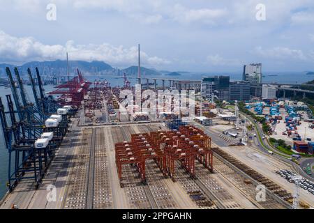 Kwai Tsing, Hong Kong 24 giugno 2020: Vista dall'alto del porto container di Hong Kong Foto Stock