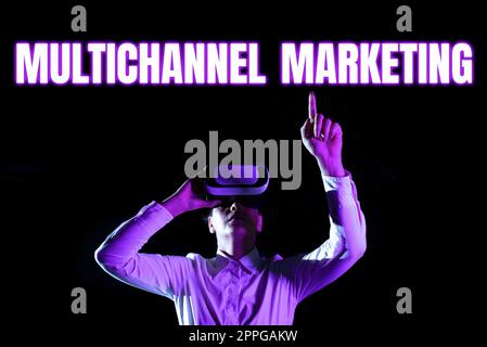 Testo di scrittura a mano Marketing multicanale. Parola per affinchè un consumatore compri da qualunque senso è più facile Foto Stock