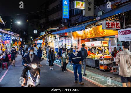 Taipei, Taiwan 22 marzo 2022: Mercato notturno di Shida nella città di taipei di notte Foto Stock