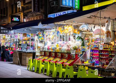 Taipei, Taiwan 02 aprile 2022: Stand di gioco nel mercato notturno di Ningxia nella notte della città di Taipei Foto Stock