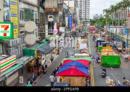 Zhongli, Taiwan 20 giugno 2022: Mercato notturno di Zhongli a Taiwan Foto Stock