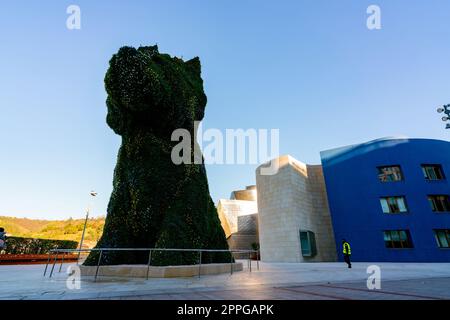 BILBAO, SPAGNA-18 DICEMBRE 2021: Puppy è guardia al Museo Guggenheim di Bilbao, Biscaglia, Paesi Baschi, Spagna. Punti di riferimento. Scultura di cane dell'artista Jeff Koons. La più grande scultura floreale del worldÂ. Foto Stock