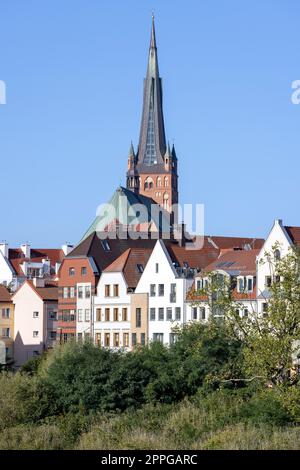 Vista delle case a schiera sul viale Piastowski, sullo sfondo una torre della cattedrale di Stettino, Stettino, Polonia Foto Stock