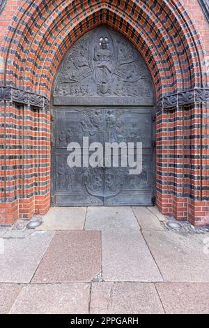 Cattedrale di Szczecin, porta d'ingresso decorativa con un battente di porta in bronzo, Stettino, Polonia Foto Stock